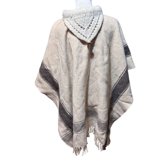 Vintage 1970s Wool Poncho Oatmeal and Grey Stripe Wooden button - Picture 1 of 3